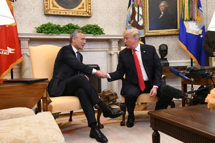 I godt selskap 17. mai: USAs president Donald Trump var full av lovord da han tok imot NATOs generalsekretær Jens Stoltenberg torsdag. 																Foto: Johan Falnes / NTB scanpix