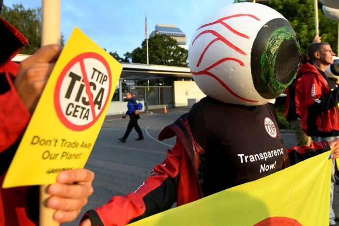Det er demonstrert i både USA og Europa mot TISA, TTIP, CETA, her fra en demonstrasjon i Geneve i Sveits																	Laurent Gillieron/Keystone via AP