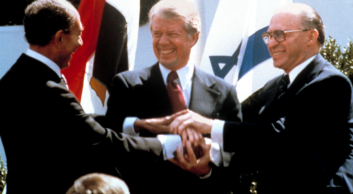 Egypts president,  Anwar Sadat, USAs president Jimmi Carter og den israelske statsministeren Menachem Begin i Washington, 1979. Det var under fredsavtalen mellom Israel og Egypt.			AP Photo/Bob Daugherty, File