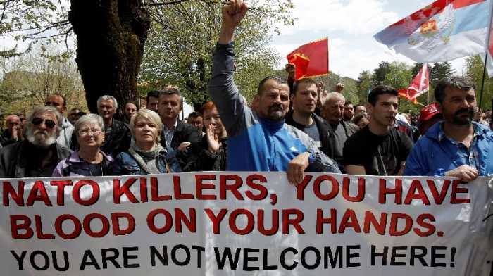 Demonstrasjon i april i Montenegro mot innmelding i alliansen												REUTERS/Stringer