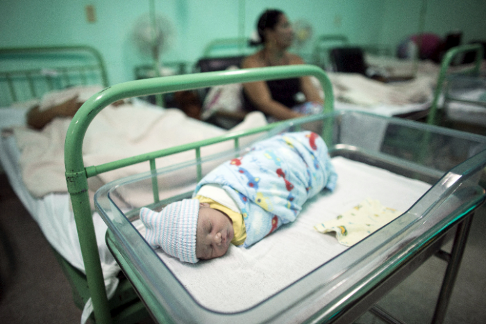 Et nyfødt barn hviler med sin mor ved siden på Ana Betancourt de Mora-sykehuset i Camaguey, Cuba. Cuba ble i 2015 det første landet der HIV og syfilis ikke overføres fra mor til barn									REUTERS/Alexandre Meneghini