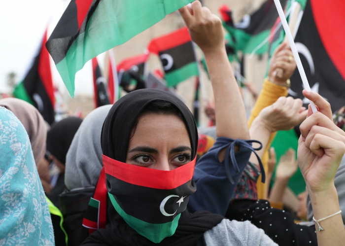 Illustrasjonsfoto: Hva har norske politikere lært av Libya-angrepet som ble iverksatt? Her ei kvinne dekt i Libyas flagg under en demonstrasjon mot Khalifa Haftars offansiv i vår mot Tripoli, på Martyrplassen i Tripoli REUTERS/Ahmed Jadallah