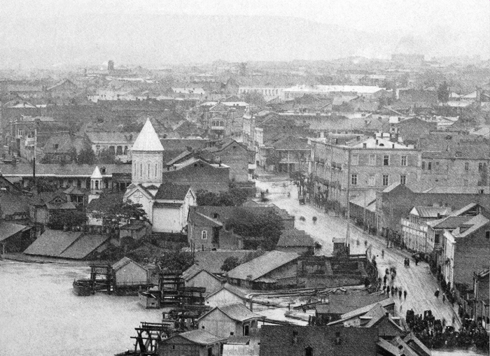 Tiblisi i XIX, utsikt fra Metekhiplatået mot « Rike »-gaten under 1893-flommen																											Foto: Georgias statsarkiv