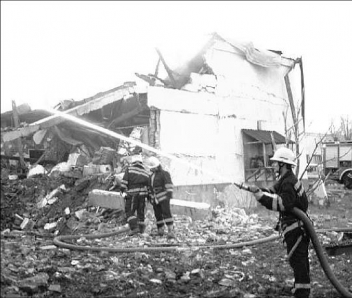 Bustadhus i Serbia lagt i grus av Nato-bomber.  Blir dei skuldige nokon gong straffa?
