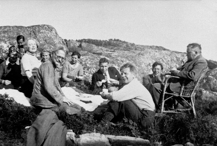 Sørlandet, august 1936. LEV TROTSKIJ (foran, t.v.), russisk revolusjonær bolsjevik og marxistisk intellektuell) fotografert på Sørlandet i Norge, august 1936. Trotskij ble utvist fra Sovjetunionen i 1929. Han levde siden i eksil, - bl.a. i Norge juni 1935 til desember 1936. 																																																									Foto: NTB scanpix