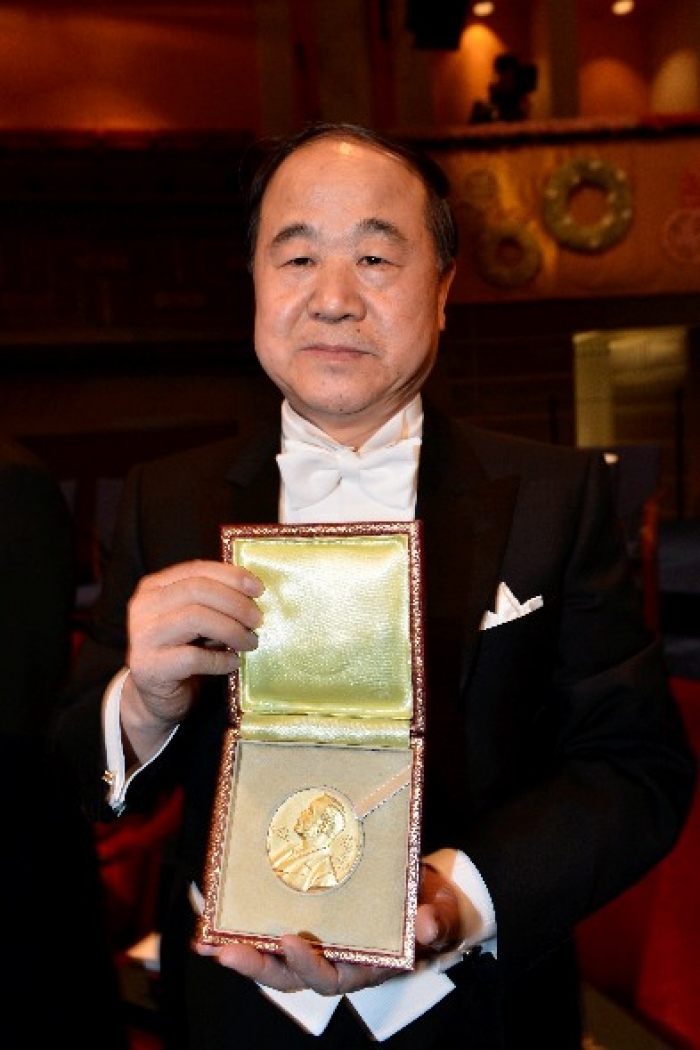Mo Yan mottar Nobelprisen i litteratur under Nobelprisutdelingen i Konserthuset i Stockholm i 2012 Foto: Jonas Ekströmer / NTB scanpix