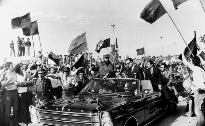 Fidel Castro (til venstre i bilen) på besøk i Chile hos president Salvador Allende 10. november 1971																																						AP Photo