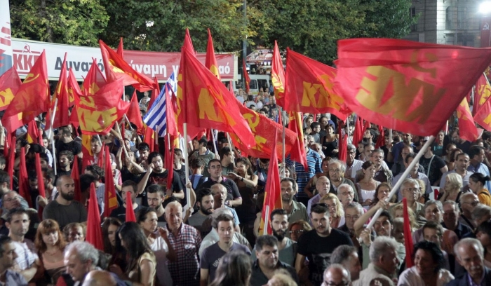 ■	Tilhengere av KKE demonstrerer i Athen, 2/7-2015. Foto: KKE