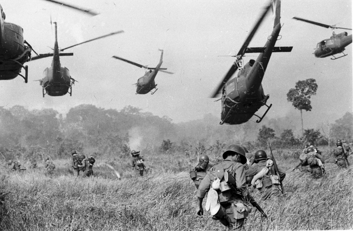 Illustrasjosfoto: Amerikanske helikoptre, og Sør-Vietnamesiske tropper på bakken i mars 1965. De er nordvest for Saigon, nær grensa til Kambodsja. 							AP Photo/Horst Faas