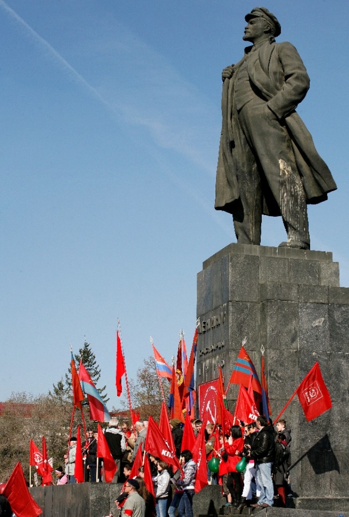 Kommunister under feiring av første mai, under en statue av Vladimir Lenin, i sentrum av Krasnoyarsk, en by i Sibir, Russland, 2011.													REUTERS/Ilya Naymushin 