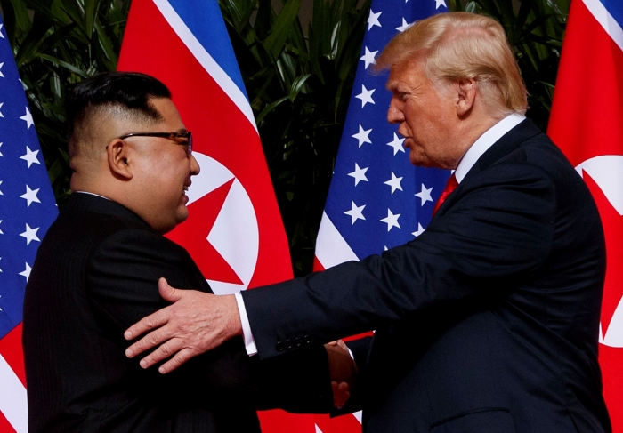 Nord-Koreas leder, Kim Jong-Un og USAs president Donald Trump når de håndhilste for første gang						AP Photo/Evan Vucci, File