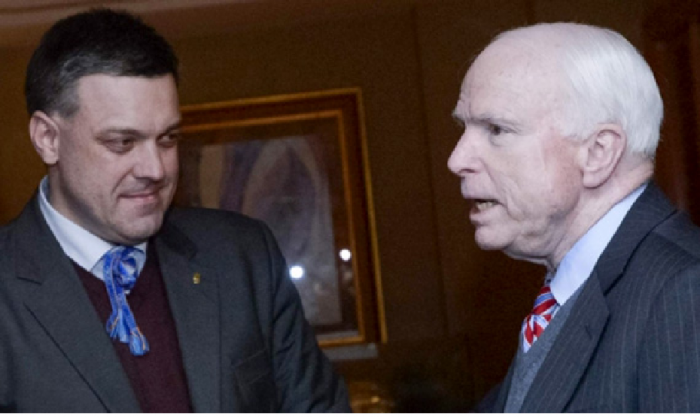 For USA/EU er samarbeid med fascister en standard prosedyre. Her USA-senator John McCain i sine mange møter med Oleg Tyahnibok, leder for det nazistiske Svoboda-partiet i Ukraina. USA/EU forsøker å gjennomføre et regimeskifte i Ukraina via den «pro-vestlige» alliansen av høyreekstreme og fascistiske partier i landet.