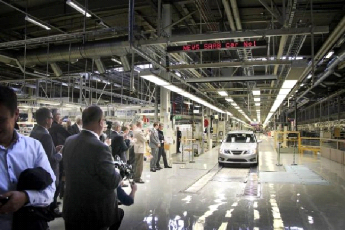 Den første av de nye Saab bilene ruller her av samlebåndet 2. desember 2013.