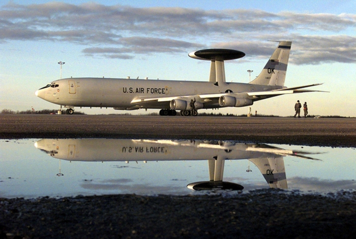 ■	Et amerikansk AWACS spionfly på Ørland flyplass som USA og NATO nå har brukt i flere år. Foto: Wikimedia Commons