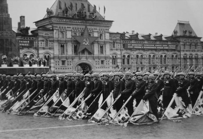 Fanemarkering på den Røde Plass i Moskva. Seiersdagen 9. mai 1945.