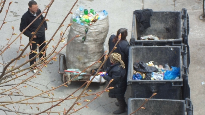 Leter i søpla: Bilder fra Varna i Bulgaria