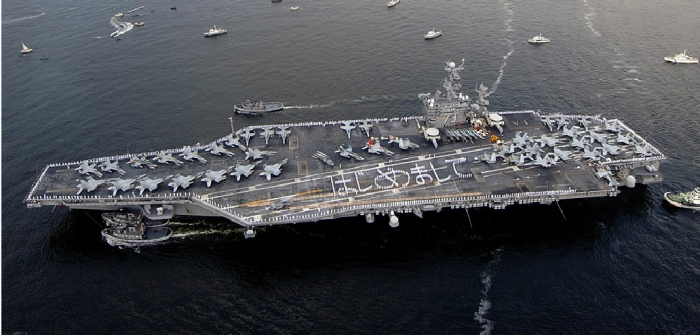 USS ”George Washington” kan ta omtrent 80 fly og har et flydekk på omtrent 18 000 m² samt fire rakettutskytningsramper. Pluss en lang rekke andre morderiske herligheter. Og en drøss dystre drømmer om nye Vietnam-eventyr.