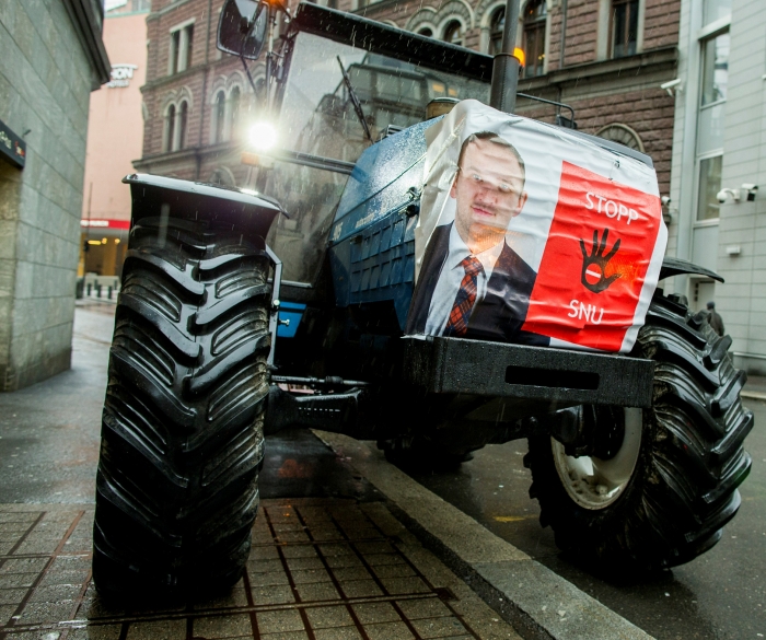 En traktor med bilde av landbruks- og matminister Jon Georg Dale står parkert utenfor Landbruks- og matdepartementet i Oslo i forbindelse med jordbruksoppgjøret i 2017. 		Foto: Vegard Wivestad Grøtt / NTB scanpix