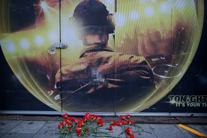 Blomster etter terrorangrepet i Istanbul på nyttårsaften.																						Foto: AP Photo/Emrah Gurel