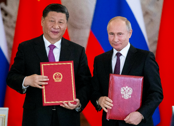 Vladimir Putin og Xi Jinping opptrådte som bestevenner i St. Petersburg og inngikk en rekke strategiske avtaler. 																														AP Photo/Alexander Zemlianichenko, Pool, File