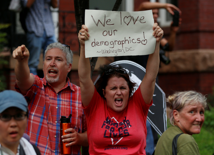 En motdemonstrant til de hvite nasjonalistene holder opp en plakat under årsmarkeringa for Charlottesville 12. august i år, Washington, D.C., USA											 REUTERS/Jim Urquhart