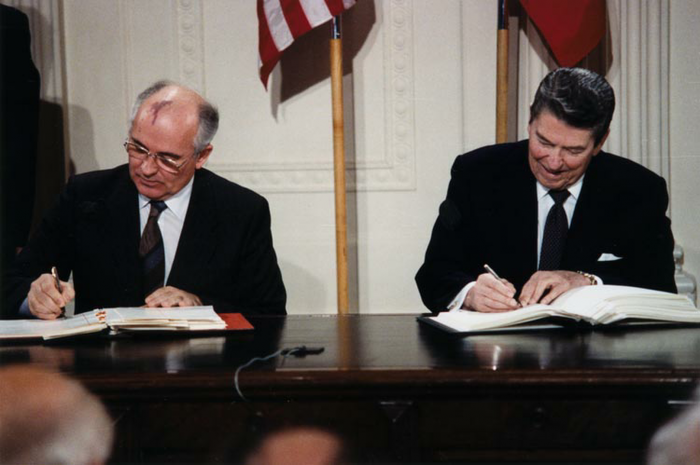 Gorbatsjov og Reagan undertegner INF-avtalen i 1987																												Wikimedia