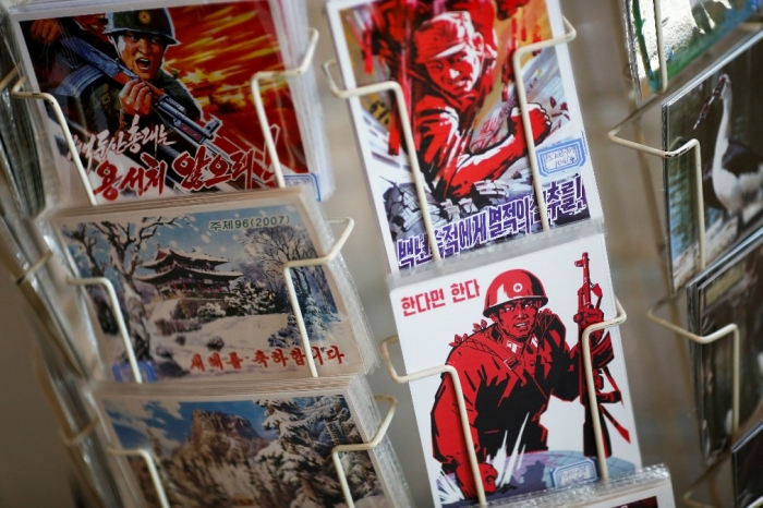 Illustrasjonsfoto: Nord-Koreanske postkort til salgs i Beijing i Kina, september i år									NORTHKOREA-CHINA/ART REUTERS/Thomas Peter