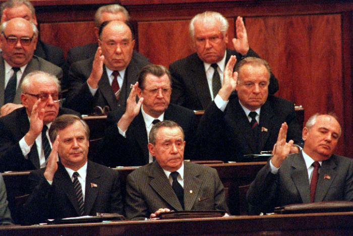 Medlemmer i Politbyrået stemmer for å fjerne Andrei Gromyko (nederst i midten) som Sovjetpresident 1. oktober 1988. Mikhail GOrbachev nederst til høyre ble ny statsleder. Resten er forran fra venstre Nikolai I. Ryzhkov; Gromyko; Gorbachev; second row: Viktor M. Chebrikov; Vitaly I. Vorotnikov; Lev N. Zaikov; back row: Alexander N. Yakovlev; Nikolai N. Slyunkov																									AP Photo/Boris Yurchenko