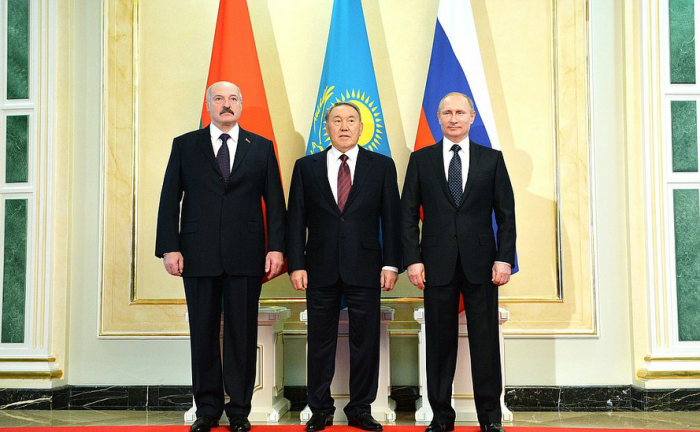 Alexandr Lukashenko, Nursultan Nazarbayev og Vladimir Putin, i samtaler om et Eurasisk handels og økonomisk samarbeid.							Foto: Kremlin
