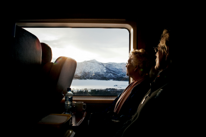 Illustrasjonsfoto: Bildet er tatt like sør for Gol på vei til Bergen og viser to passasjerer som nyter utsikten. 																												Foto: Tore Meek / Scanpix
