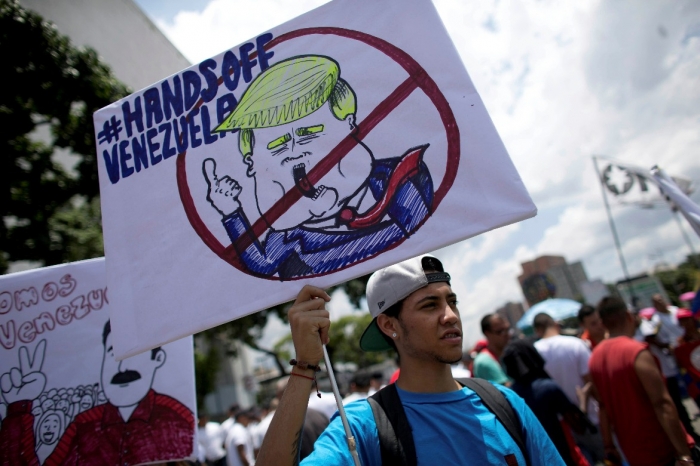 Fra en demonstrasjon i Caracas, Venezuela, 19. september 2017 med USAs president Donald Trump på en plakat 										AP Photo/Ariana Cubillos