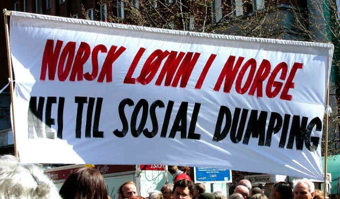 1.mai i Oslo; Plakater. Norsk lønn i Norge, nei til sosial dumping. Slagord. 															Foto: Berit Keilen / NTB scanpix