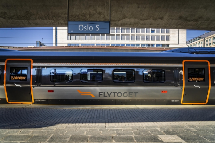 Det nye flytoget fra den spanske tog-produsenten CAF hadde sin første avgang fra Oslo S klokka 7.50 torsdag. Foto: Ole Berg-Rusten / NTB