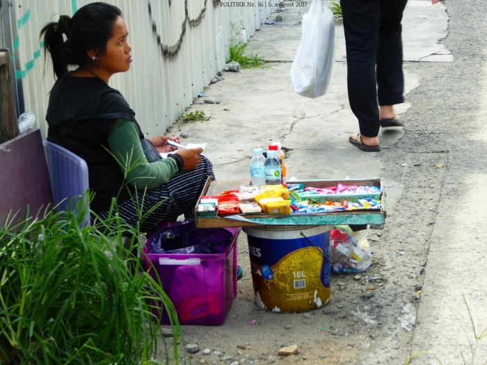 En kvinne har åpnet butikk på et fortau i Quezon City																								Foto: Terje Alnes