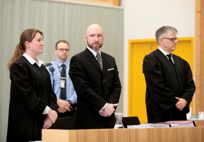 Anders Behring Breivik – et barn av sin tid: Bilde fra ankesaken mot staten i 2017 med Breivik i midten. Advokat Mona Danielsen (t.v.) og prosessfullmektig Øystein Storrvik (t.h). Foto: Lise Åserud / NTB scanpix