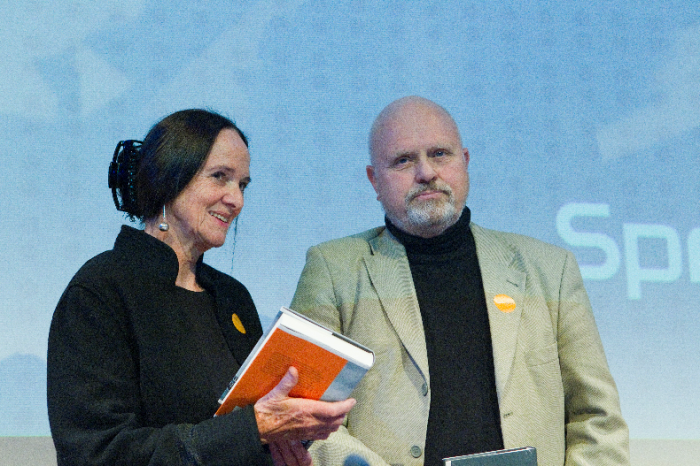 Professor emeritus Jon Hellesnes (til høyre) har hatt sitt virke ved Universitetet i Tromsø, ved Høgskulen i Volda og som gjesteforeleser ved universitet i Tyskland og USA. Han er medlem av Det norske Vitenskapsakademi. Bildet er i forbindelse med mottakelse av Språkprisen for nynorsk i 2010																									Foto: Berit Roald / Scanpix