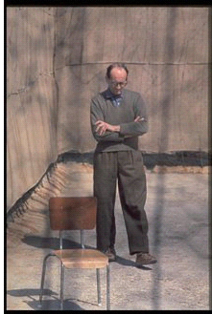 Adolf Eichmann avfotografert i fengslet i Ramla. Innfelt: Fra konsentrasjonsleiren Dachau