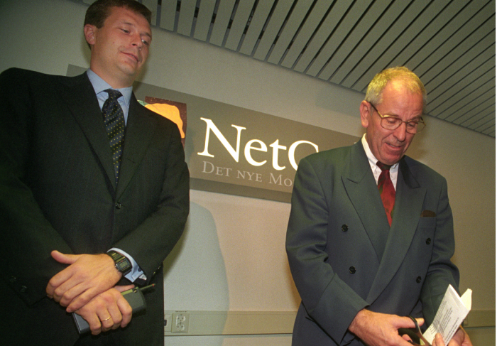 Samferdselsminister i 1993, Kjell Opseth (til høyre) åpnet med fryd NetCom. Hva har de private bidratt med på telefronten? 	NTB arkivfoto: Jon Eeg / SCANPIX