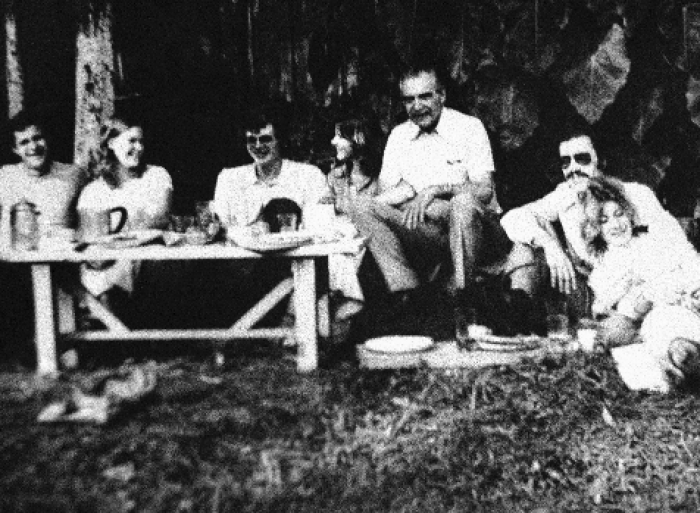 Josef Mengele sitter som nummer tre fra høyre under piknik i Sao Paulo, Brasil																		AP Photo