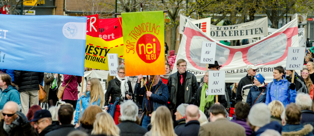 Illustrasjonsfoto: 1.mai 2015 i Trondheim. Blant de parolene i årets 1.mai-toget var nei til EU, Ut av EØS. 																															Foto: Ned Alley / NTB scanpix