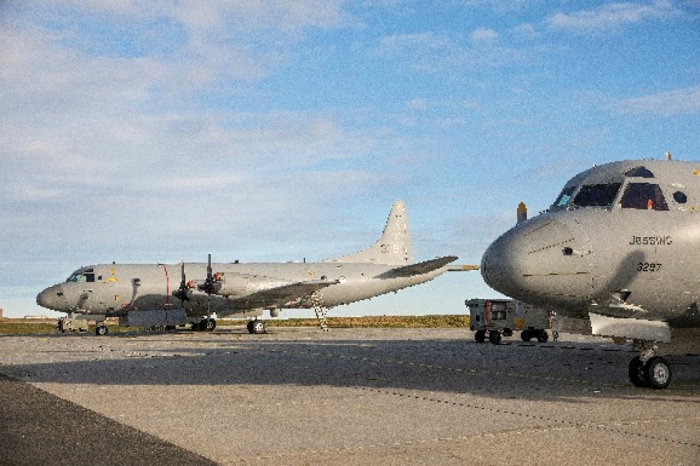To P-3 Orion overvåkingsfly står parkert på Andøya flystasjon. Regjeringen har vedtatt å legge ned flystasjonen når de nye flyene fases inn på Evenes. Opposisjonen på Stortinget, med Senterpartiet i spissen, jobber nå for en omkamp. 									Foto: Tore Meek / NTB scanpix