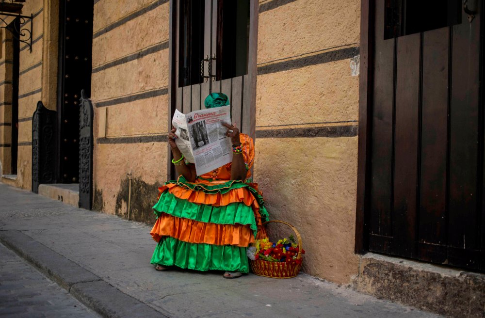 Illustrasjonsfoto: En cubaner leser partiavisa Granma																				AP Photo/Desmond Boylan
