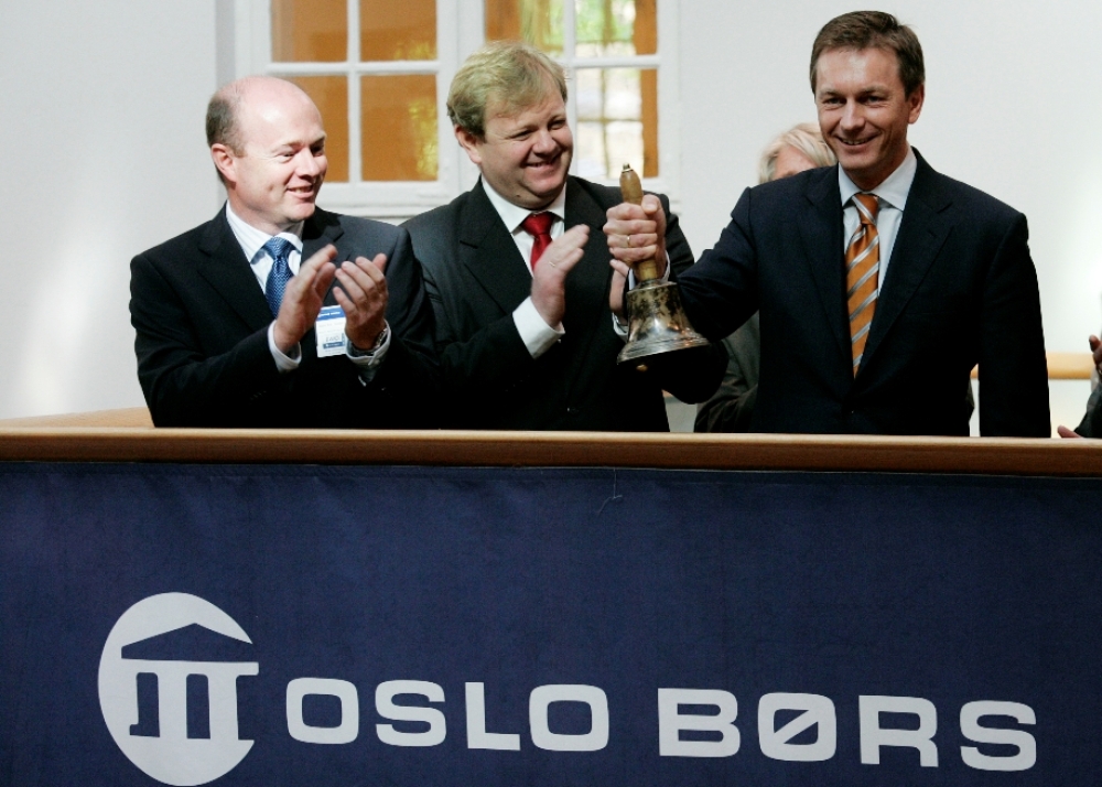 Jubel i 2006, men ikke for arbeidstakerne i 2016: Administrerende direktør Svein Moxnes Harfjeld (t.h.) fikk æren av å åpne Oslo Børs onsdag morgen i anledning børsnoteringen av Bergesen Worldwide Offshore. Tom Kristiansen og Niels Erik Feilberg (t.v.) applauderer. Oljeproduksjonsselskap FPSO . Foto: Cornelius Poppe / SCANPIX .