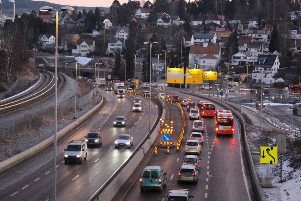 Stadig mindre veg for pengene.  Hvordan skal bygging, og vedlikehold av veg foregå i framtida? Her fra E6 ved Brynstunnelen i Oslo under vedlikeholdsarbeid i 2016, utført av Statens vegvesen. 																														Foto: Henrik Skolt / NTB scanpix