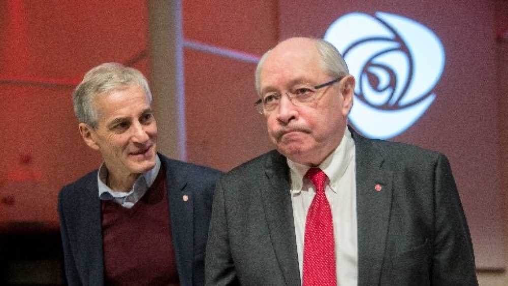 Ap-veteran Martin Kolberg, som er skeptisk til norsk Acer-tilslutning, Arbeiderparti-leder Jonas Gahr Støre prøver å muntre opp Kolberg. 																Foto: Vidar Ruud / NTB scanpix