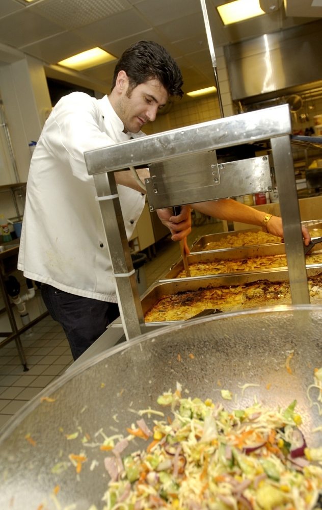 Illustrasjonsfoto: Arbeidstakere i Norge med innvandrerbakgrunn. En ung mann arbeider på kjøkkenet i kantine. Foto: Thomas Bjørnflaten / SCANPIX