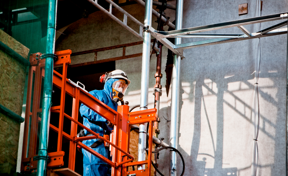 Illustrasjonsfoto: Under saneringen av høyblokka i Regjeringskvartalet, Oslo. Her er arbeideren beskyttet og sikret. 																			Foto: Krister Sørbø / SCANPIX