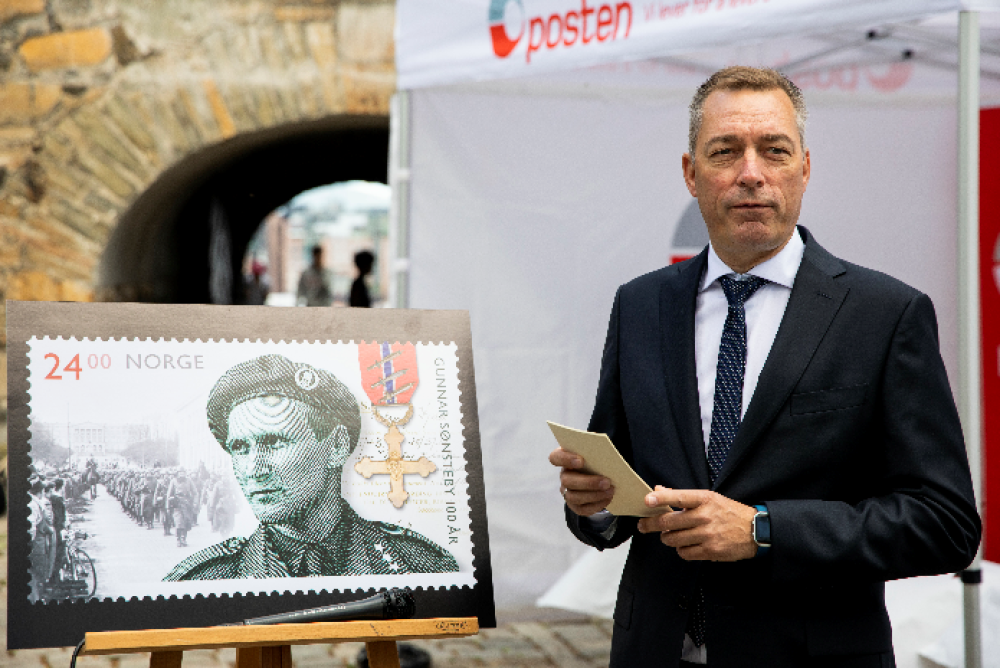 Forsvarsminister Frank Bakke-Jensen holdt tale da Posten avduket frimerket av Gunnar Sønsteby. Avdukingen skjedde utenfor Hjemmefrontmuseet på Akershus festning i Oslo. Frimerket kommer ut samtidig som den dekorerte krigshelten ville blitt 100 år gammel.																 Foto: Tore Meek / NTB scanpix