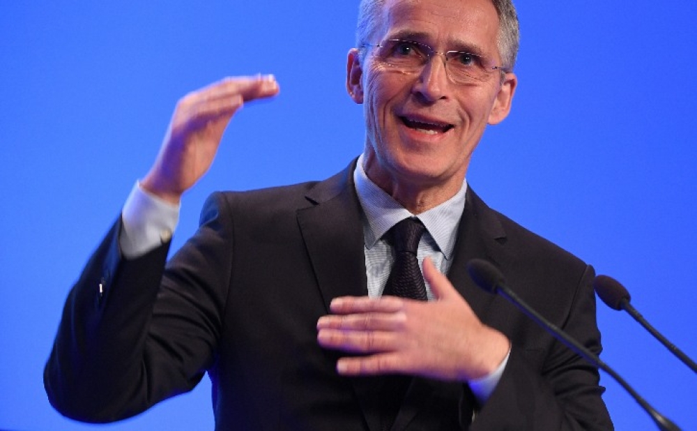 LEDER Tariffavtale for overnattings-, servering- og cateringvirksomhet ble allmenngjort med virkning fra 1. januar i år.  Forskriften er fastsatt på grunnlag av Riksavtalen 2016-2018 mellom NHO og NHO Reiseliv på den ene siden og LO og Fellesforbundet på den annen side. Forskriften gjelder for ansatte innenfor overnattingsvirksomhet, serveringsvirksomhet, cateringvirksomhet og lignende på land, med unntak av ansatte som faller inn under Landforpleiningsavtalen og ansatte som organisasjonsmessig hører inn under avtaleområdet til FLT/LO. I denne avtalen er minstelønnssatser allmenngjort, samt sats for fratrekk i bruttolønn for innkvartering i bedriften. Med denne avtalen er totalt 9 tariffavtaler allmenngjort.  Det er loven om allmenngjøring av tariffavtaler som er det lovmessige grunnlaget for at en tariffavtale kan bli allmenngjort. Lovens formål er «å sikre utenlandske arbeidstakere lønns- og arbeidsvilkår som er likeverdige med de vilkår norske arbeidstakere har, og å hindre konkurransevridning til ulempe for det norske arbeidsmarkedet.» Loven trådte i kraft samtidig med EØS-avtalen, 1. januar 1994. Allmenngjøring betyr at bestemte lønns- og arbeidsvilkår blir inntatt i en forskrift. I hovedsak er det minstelønna som er allmenngjort. Arbeidstid er allmenngjort i skips- og verftsindustrien. I de andre bransjene er ikke arbeidstid allmenngjort. Det som er allmenngjort vil gjelde for alle som utfører arbeid innenfor den bransjen som er allmenngjort. Dette vil også gjelde for utsendte arbeidstakere. I begjæringen fra LO ble det vist til at hotell- og restaurantnæringen hadde 94 000 registrerte sysselsatte personer. To tredjedeler av disse arbeider i bedrifter uten tariffavtale. I 2016 hadde 44 prosent av de sysselsatte i bransjen utenlandsk bakgrunn. Dette var en økning fra 28 prosent i 2008. 22 prosent hadde en timelønn som var lavere enn Riksavtalens begynnerlønn for ufaglærte servitører. Dette viser tydelig at bransjen er utsatt for lavlønnskonkurranse. Når arbeidstid og overtidssatser ikke er allmenngjort, så er det arbeidsmiljølovens bestemmelser som gjelder. Overtidstillegget skal være minst 40 prosent ifølge arbeidsmiljøloven, noe som er lavere enn det som er avtalt i tariffavtalene. Det samme gjelder for normal ukentlig arbeidstid. Her har arbeidsmiljøloven bestemmelser om normalarbeidstid som er dårligere enn det som er avtalt i tariffavtalene. Problematikken vedrørende press på norsk lønns- og arbeidsvilkår, og dermed sosial dumping, var også tema i EØS-debatten i Stortinget i 1992. Det kan være på sin plass å se på noe av det som ble hevdet i debatten.  15. og 16. oktober 1992, var det debatt i Stortinget om EØS-avtalen. Kjellbjørg Lunde fra SV sa: «Med god grunn ottast arbeidsfolk at med auka konkurranse innan område med svært ulike standardar for løns- og arbeidsvilkår og med høg arbeidsløyse i tillegg vil mange norske ordningar bli sette under press med ei EØS-avtale. Når heile Vest-Europa vert ein arbeidsmarknad, vil problema med at arbeidsfolk vert spela ut mot kvarandre bli mykje meir direkte enn i dag. Ulike slag sosial dumping vil slå ut.» Lunde berømmet i debatten Framskrittpartiet for å være åpne på at «… et fritt arbeidsmarked i EØS vil øke lønnsforskjellene i Norge.» Inge Staldvik, som da var stortingsrepresentant for Arbeiderpartiet, sa at «Vi åpner for sosial dumping, utbytting av arbeidsfolk og sentralisering.» Jens Stoltenberg sa at «Norske velferdsordninger og våre lønns- og arbeidsbestemmelser trues ikke av EØS-avtalen.» Statsråd Gunnar Berge fra Arbeiderpartiet sa; «Jeg ser at komiteen ikke tror at EØS-avtalen vil medføre store bevegelser på arbeidsmarkedet. Flertallet mener videre at slik fri bevegelse for personer neppe vil skape store problemer. Dette fordi det forutsettes at personer som tar permanent opphold i Norge, innretter seg etter norske lønns- og arbeidsvilkår.»  Allmenngjøring er et viktig verktøy for å sikre et lønnsgulv som er identisk med minstelønnstariffen. Dette nivået er som oftest under det generelle lønnsnivået i den aktuelle bransjen. Dessuten er det som påpekt mange områder i tariffavtalene som ikke er allmenngjort. Det betyr at vi selv med allmenngjøring får et press nedover på norske lønns- og arbeidsvilkår. Det er ingen tvil om at de som påpekte farene for sosial dumping, og et generelt press på norske lønns- og arbeidsvilkår i EØS-debatten i 1992 fikk rett. Løsningen er åpenbar. EØS-avtalen må erstattes med en reforhandlet handelsavtale.