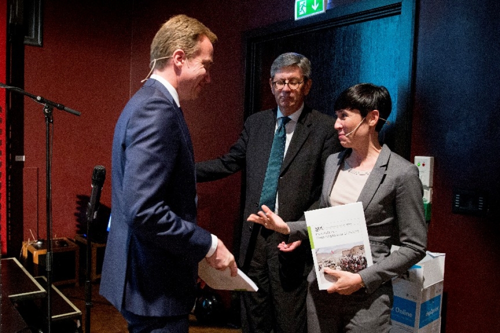 Afghanistanutvalget ved leder Bjørn Tore Godal avgir sin rapport til utenriksminister Børge Brende (H) og forsvarsminister Ine Eriksen Søreide (H) .																						Foto: Håkon Mosvold Larsen / NTB scanpix